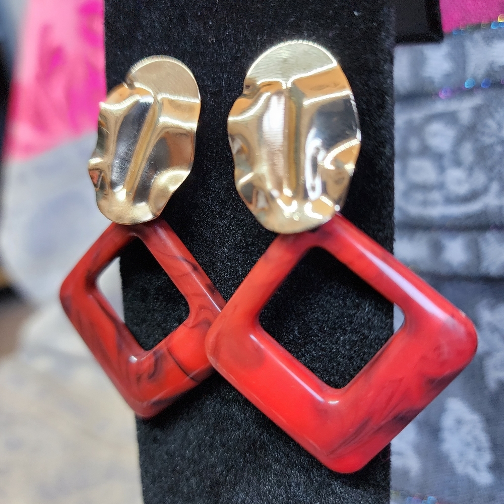 Gold Tone Metal Red and Black Marble Arcylic Diamond Dangle Earrings. NWOT.